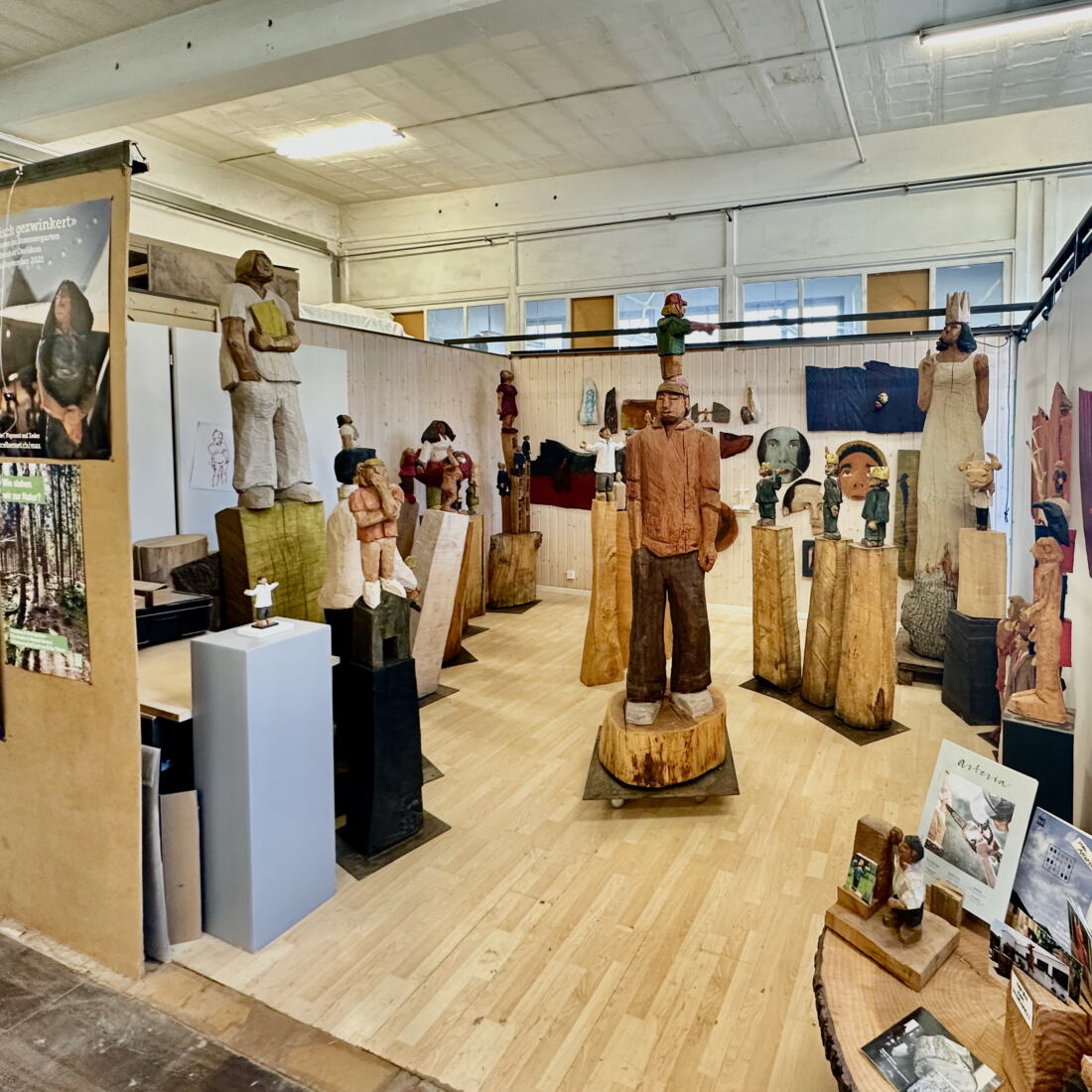 Marcel Bernet holzbildhauer figürlich holzskulptur sculptor figurative wood art kettensäge chainsaw motorsäge