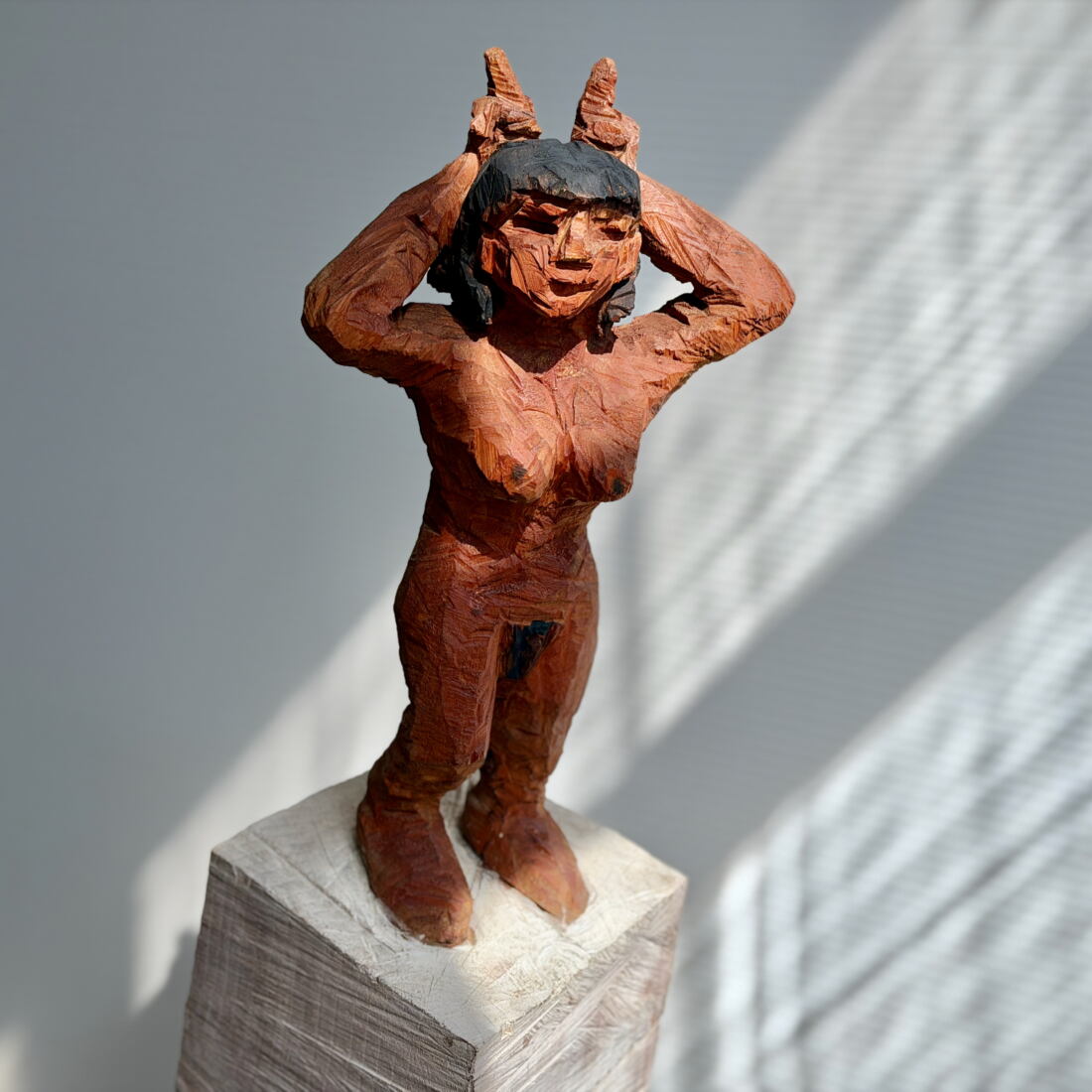 Marcel Bernet holzbildhauer figürlich holzskulptur sculptor figurative wood art kettensäge chainsaw motorsäge