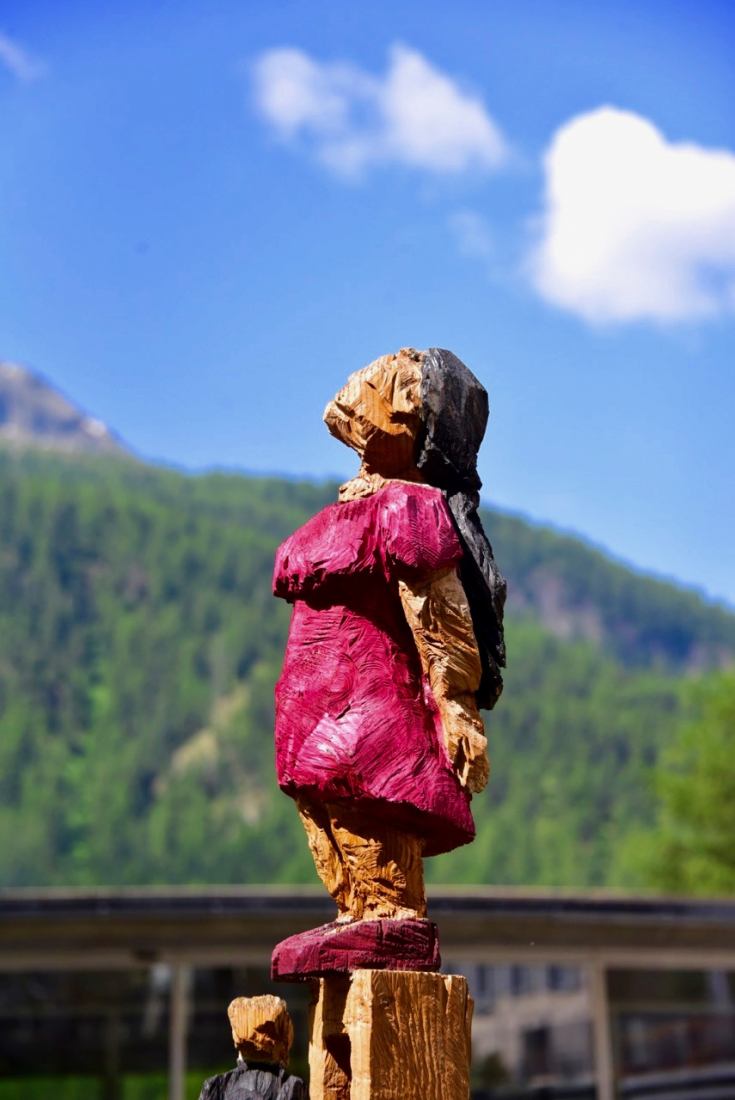 königin saratz hochformat marcel bernet skulptur sculpture wood holz sculptor bildhauer kunst art