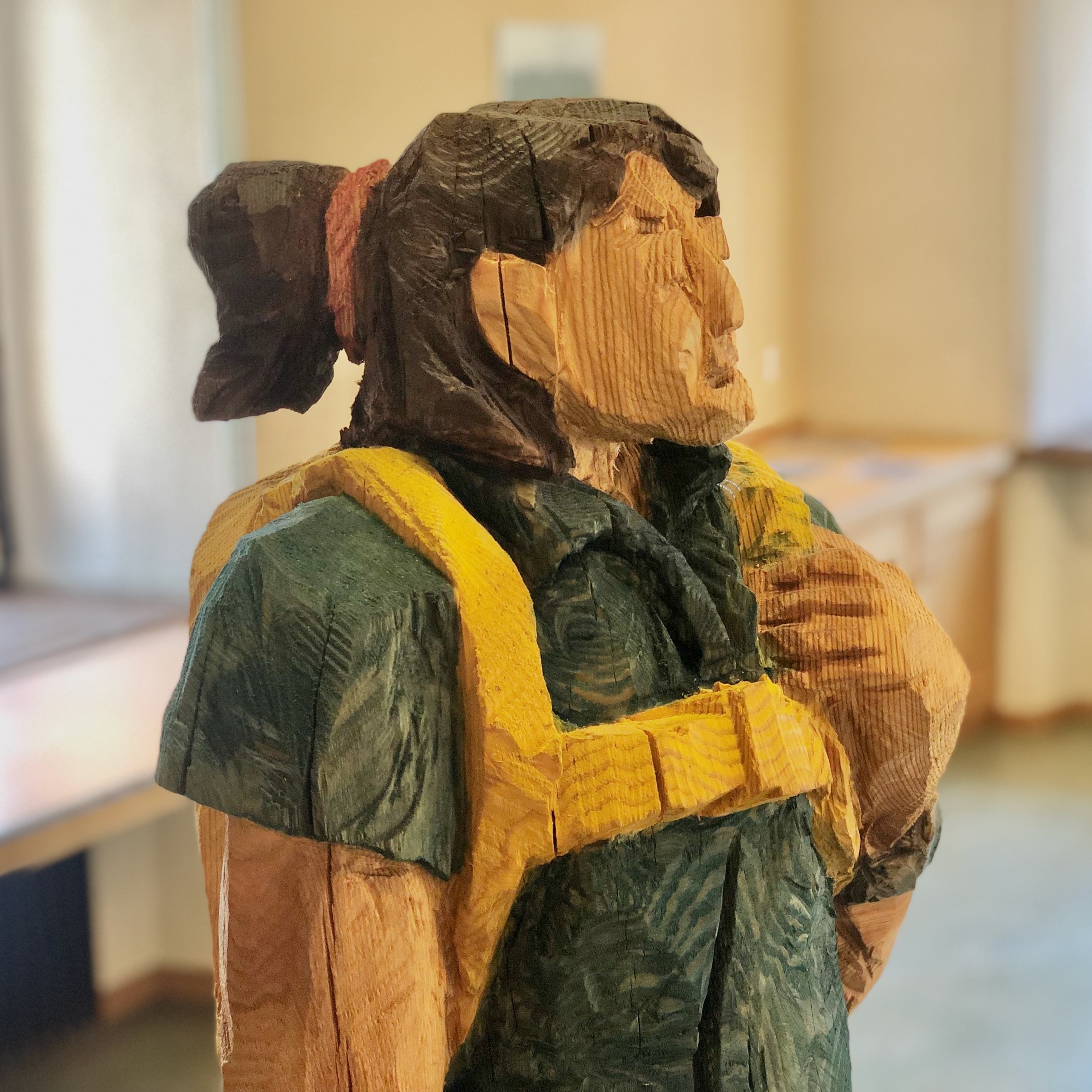 Porträt einer Frau in Klosters Marcel Bernet holzbildhauer figürlich holzskulptur