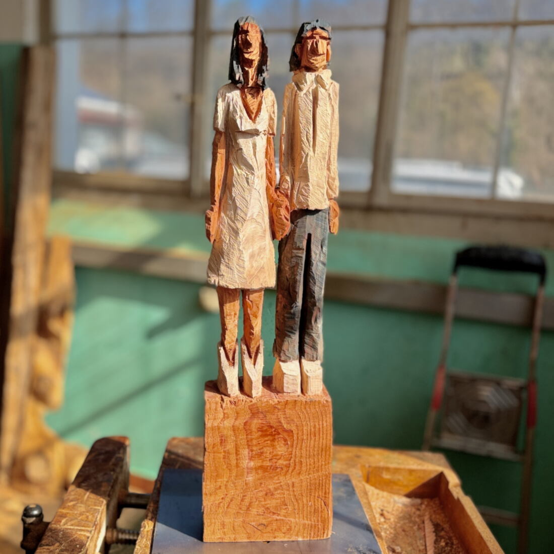 Marcel Bernet holzbildhauer figürlich holzskulptur sculptor figurative wood art kettensäge chainsaw motorsäge