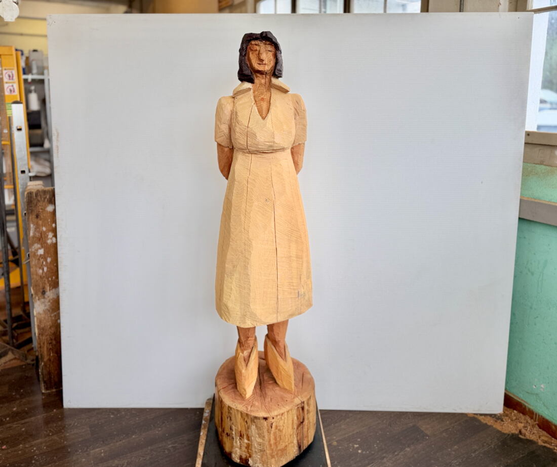 Marcel Bernet holzbildhauer figürlich holzskulptur sculptor figurative wood art kettensäge chainsaw motorsäge